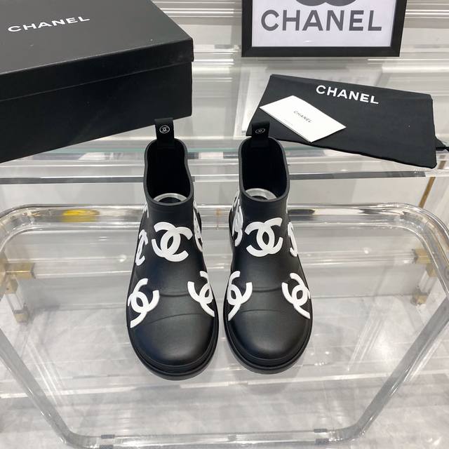 Chanel新款短筒印花雨靴 顶级版本 购入原版一比一开发 细节拉满 鞋底超软超舒服 时尚百搭潮流 非常值得购入 Size:35-40