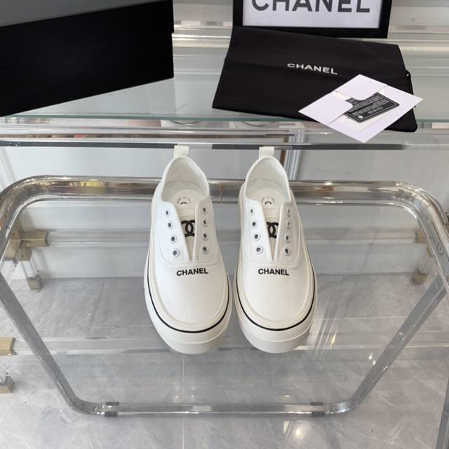 Chanel新款帆布鞋 非常的时尚年轻活力 Vintgage感满满 潮人必备单品 原版定制高密度帆布面料 羊皮内里 垫脚 独家私模原版tpu大底 Size 35