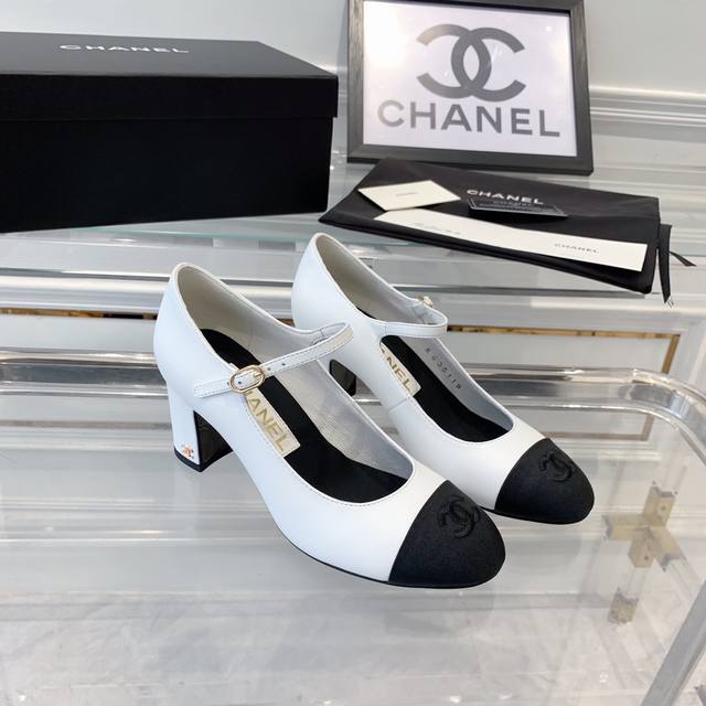 Chanel新款高跟单鞋 高版本出货 经典拼色搭配 一眼就能爱上的小爆款 原版羊皮鞋面 羊皮内里 原版五金扣 意大利真皮大底 Size:35-40