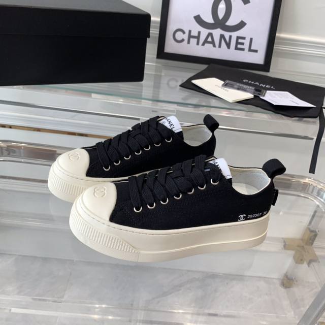 Chanel新款帆布鞋 非常的时尚年轻活力 Vintgage感满满 潮人必备单品 原版定制高密度帆布面料 羊皮垫脚 独家私模原版tpu大底 Size 35-39
