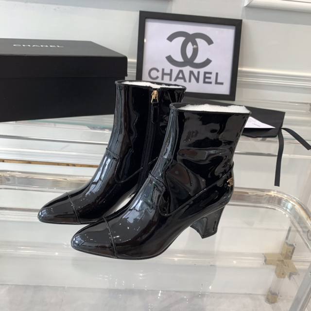 Chanel新款短靴 顶级版本 购入原版一比一开发 上脚立马变大长腿 低调奢华精致 原版定制牛皮 牛漆皮鞋面 羊皮内里 意大利真皮大底 Size:35-39 3