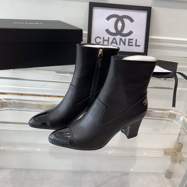 Chanel新款短靴 顶级版本 购入原版一比一开发 上脚立马变大长腿 低调奢华精致 原版定制牛皮 牛漆皮鞋面 羊皮内里 意大利真皮大底 Size:35-39 3