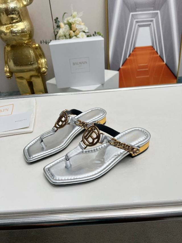 巴尔曼2024春夏最新款走秀原版金属扣链条平底拖鞋 品牌巴尔曼由法国时装设计师 皮埃尔.巴尔曼 先生创立于1945年的老牌定制时装屋 与 并列成为二战之后的定制
