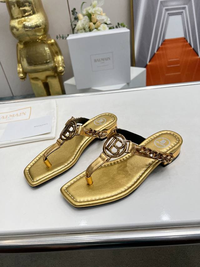 巴尔曼2024春夏最新款走秀原版金属扣链条平底拖鞋 品牌巴尔曼由法国时装设计师 皮埃尔.巴尔曼 先生创立于1945年的老牌定制时装屋 与 并列成为二战之后的定制