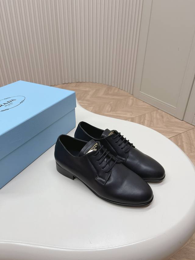 Dior 迪奥2024新款英伦风中性小皮鞋乐福鞋 复古时尚经典单品 巴黎时装周第一场分量十足的大秀场打造的新品 灵感由d主设计师巧妙结合在完美鞋型上.搭配品牌搭