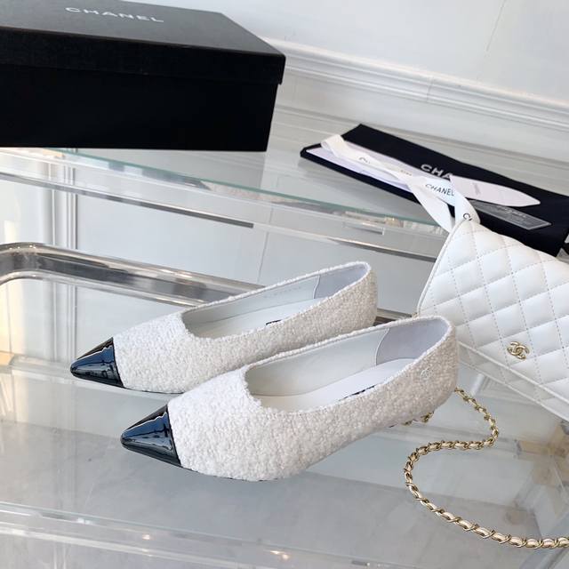 Chanel新款单鞋 高版本 来自老佛爷最后的温柔 经典永驻 2Cm一个任何身高都能驾驭的高度 且不失气场和魅力 过分的是这款单鞋还镶嵌了十分优雅的珍珠元素 估