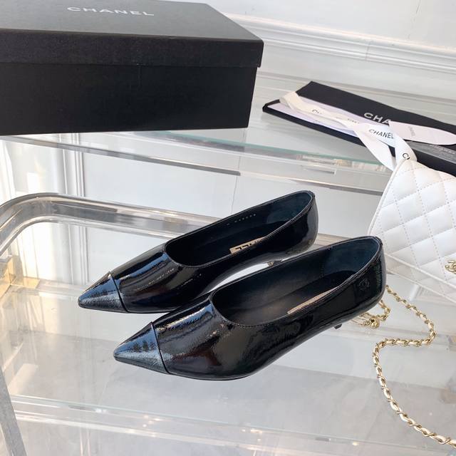 漆皮 Chanel新款单鞋 高版本 来自老佛爷最后的温柔 经典永驻 2Cm一个任何身高都能驾驭的高度 且不失气场和魅力 过分的是这款单鞋还镶嵌了十分优雅的珍珠元