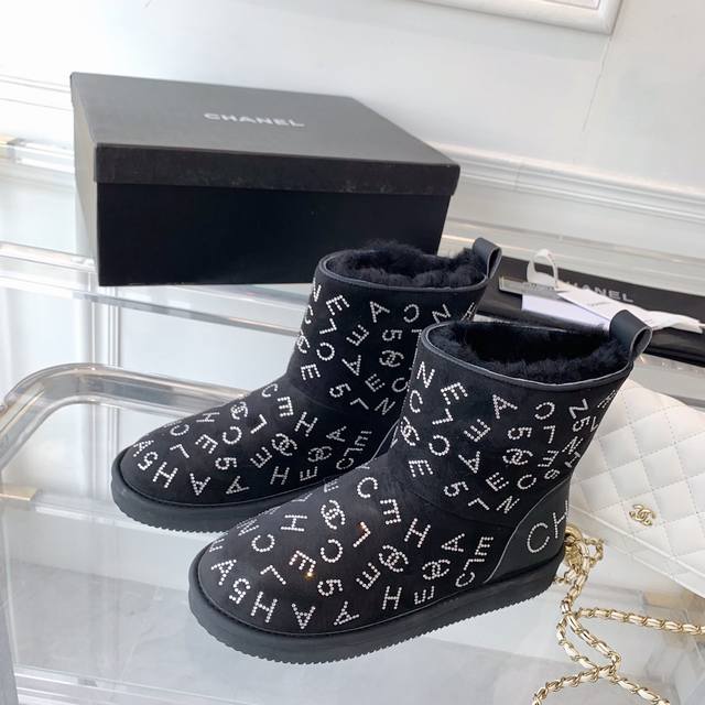 Chanel新款雪地靴 高版本 满满字母特别显眼 冬天就该买它保暖神器 经典款 皮毛一体 Size:35-40