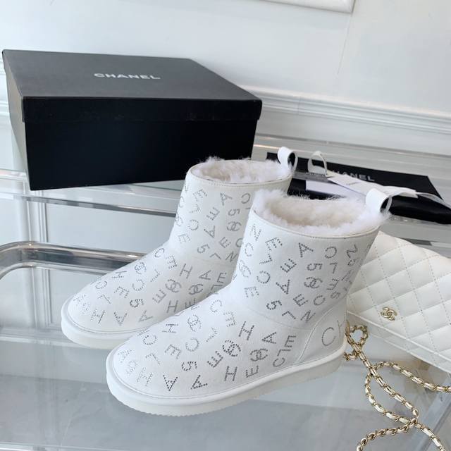 Chanel新款雪地靴 高版本 满满字母特别显眼 冬天就该买它保暖神器 经典款 皮毛一体 Size:35-40