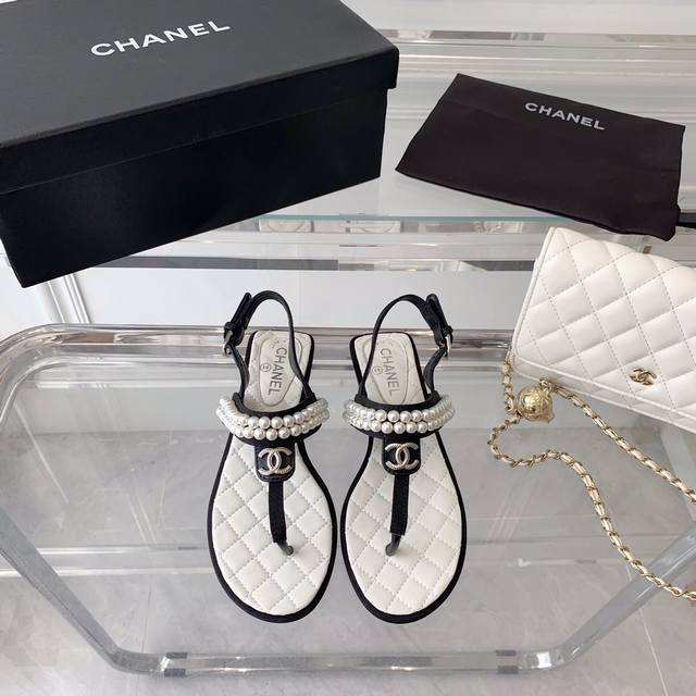 Chanel新款珍珠凉鞋 今年小香主打爱心系列 知性优雅时尚 永不过时的经典配色 羊皮鞋面 羊皮内里 意大利真皮大底 Size:35-40