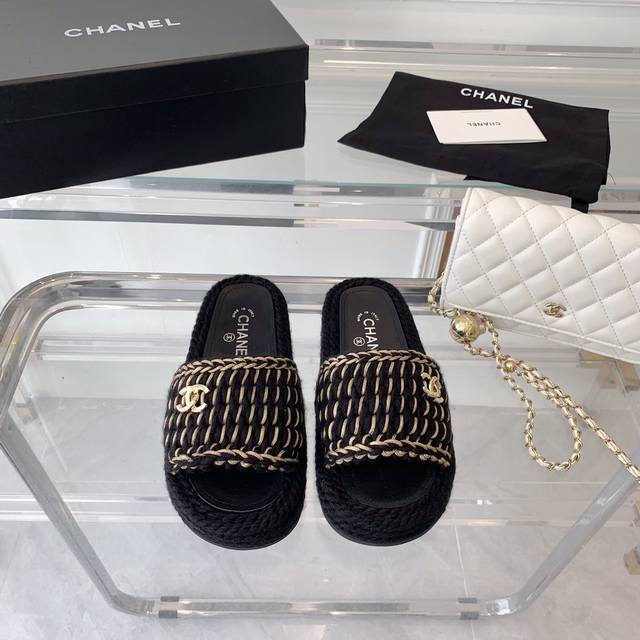 Chanel 2023新款编织拖鞋 夏日的小清新 简洁又干净 低调而奢华 精美又气质 原版面料 原版大底 Size 35-40 - 点击图像关闭