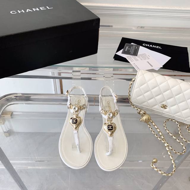 Chanel新款凉鞋 高版本 延续爱心元素 知性优雅时尚 夏天必备单品 进口羊皮鞋面 羊皮垫脚 意大利真皮大底 Size:35-40