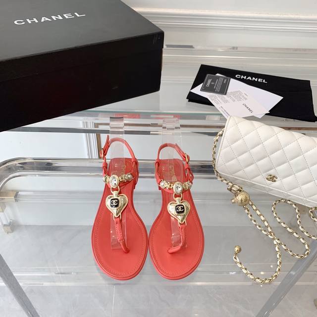 Chanel新款凉鞋 高版本 延续爱心元素 知性优雅时尚 夏天必备单品 进口羊皮鞋面 羊皮垫脚 意大利真皮大底 Size:35-40