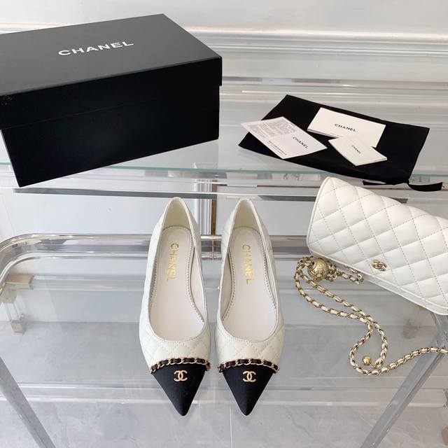 Chanel新款凉鞋 顶级版本顶级工艺 精致的五金装饰真的超级有个性 原版羊皮鞋面 羊皮垫脚 原版真皮大底 Size:35-40
