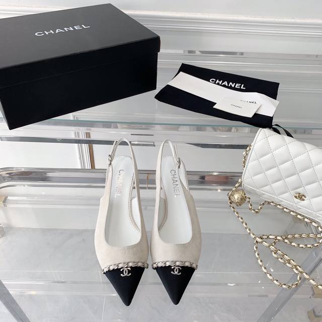 Chanel新款凉鞋 顶级版本顶级工艺 精致的五金装饰真的超级有个性 原版羊京 羊皮鞋面 羊皮垫脚 原版真皮大底 Size:35-40