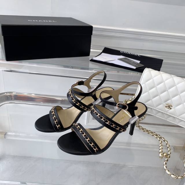 Chanel新款链条凉鞋 顶级出货 时尚圈的绝绝子 搭配将演绎着细致 永不褪去的经典元素 牛皮鞋面 羊皮内里 跟高 7.5Cm 意大利真皮大底 Size: 35