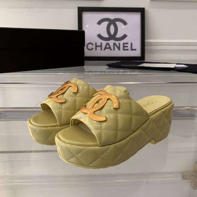 Chanel新款春夏拖鞋 顶级版本 双c经典扣款式 上脚超显腿型 时尚潮流百搭 进口油蜡皮鞋面 羊皮垫脚 原版橡胶大底 Size:35-40