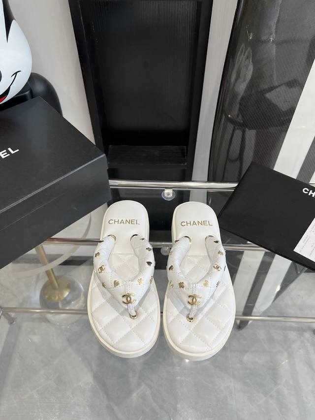 Chanel 香奈儿 夏季新款面包拖鞋 人字拖 夹脚沙滩凉鞋 原版1:1开发 所有细节都跟原版一 致 Size: 35-40