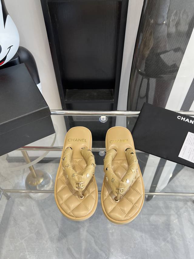Chanel 香奈儿 夏季新款面包拖鞋 人字拖 夹脚沙滩凉鞋 原版1:1开发 所有细节都跟原版一 致 Size: 35-40