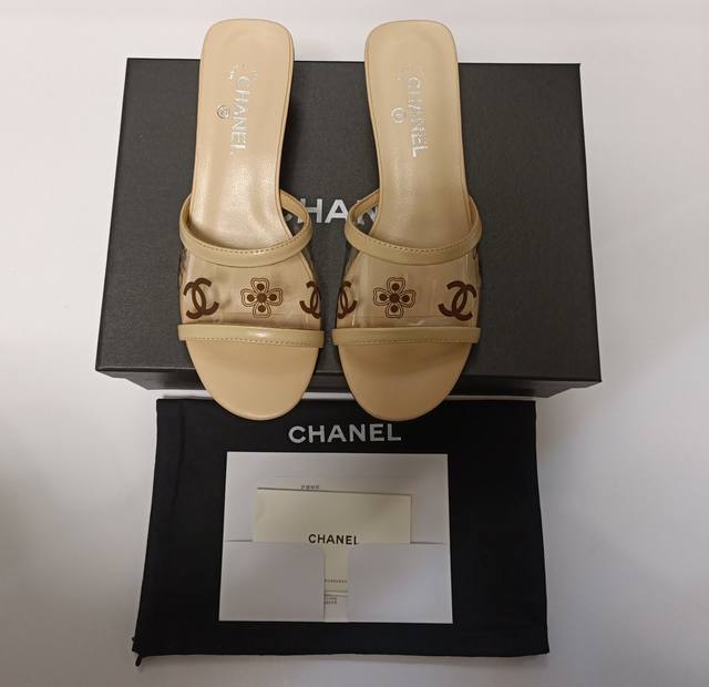 新品顶级代购版 Chanel 香奈儿专柜新品 小香一字拖鞋 Chanel原版开模烤漆跟鞋面印花工艺 不掉色无论细节 做工品质都完全媲美正品 上脚特舒服 秀气百搭