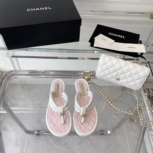 顶级版本 Chanel新款夹脚拖鞋 一款非常写意的拖鞋 专为仙女们定制 鞋面真口羊皮 原版毛巾垫脚 意大利进口真皮大底 码数35一39. 40.41定做