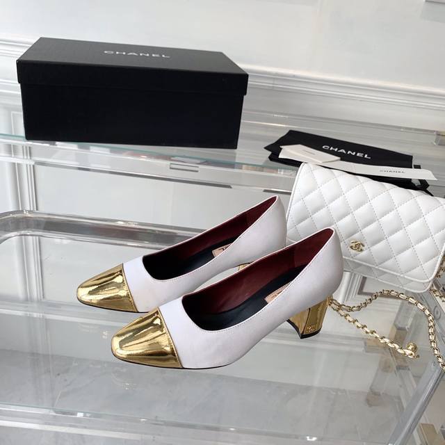 Chanel春夏款粗跟单鞋 专柜卖得非常火爆的一款鞋 上脚美美的 进口羊皮鞋面 意大利进口真皮大底 跟高6.5Cm 码数35一39 40.41.42可定做