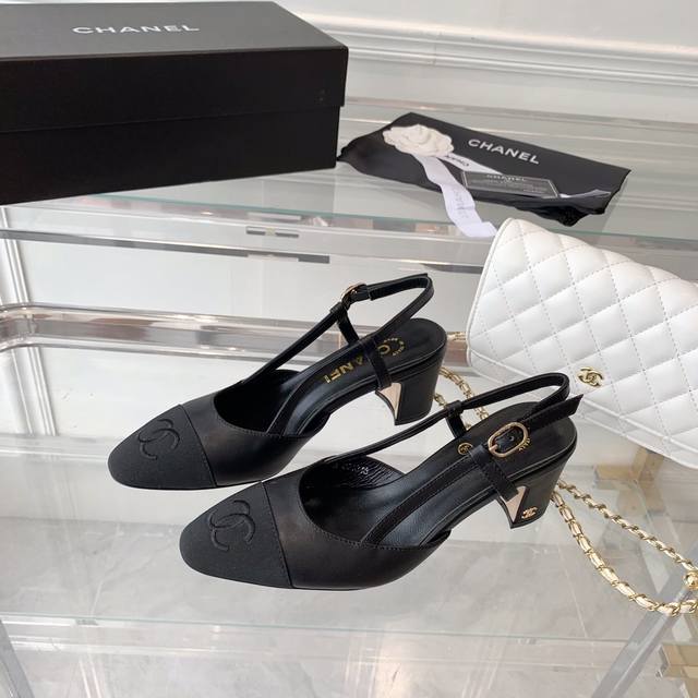 Chanel新款经典凉鞋 高版本 经典的传承 永不过时的一款凉鞋 进口羊皮鞋面 意大利进口真皮大底 跟高6.5Cm Size:35-40 34.41定做