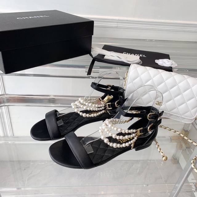 Chanel新款珍珠凉鞋 顶级版本 又是一款仙女必备单品 任何场合穿上它都会成为焦点 进口羊皮鞋面 原版真皮大底 Size 35-40