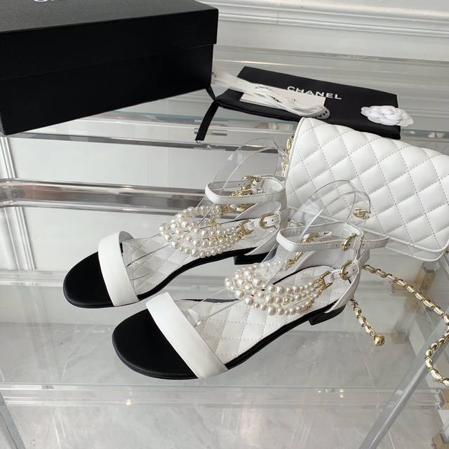 Chanel新款珍珠凉鞋 顶级版本 又是一款仙女必备单品 任何场合穿上它都会成为焦点 进口羊皮鞋面 原版真皮大底 Size 35-40