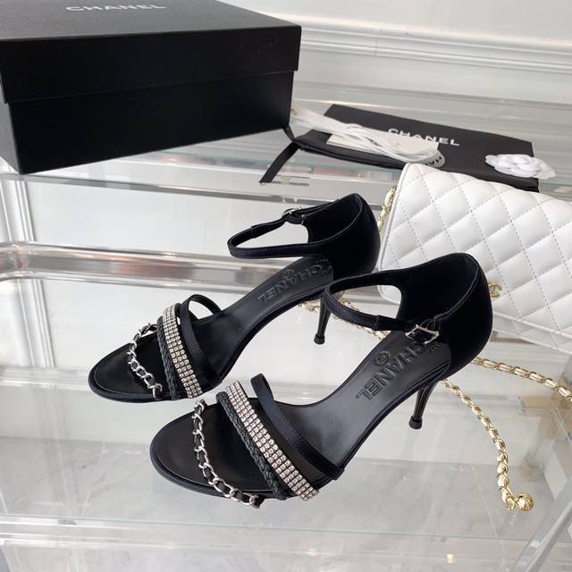 Chanel新款一字带凉鞋 由四条不同的带编织而成 精致的外观 真丝鞋面 原版真皮大底 跟高7.5Cm Size 35-40