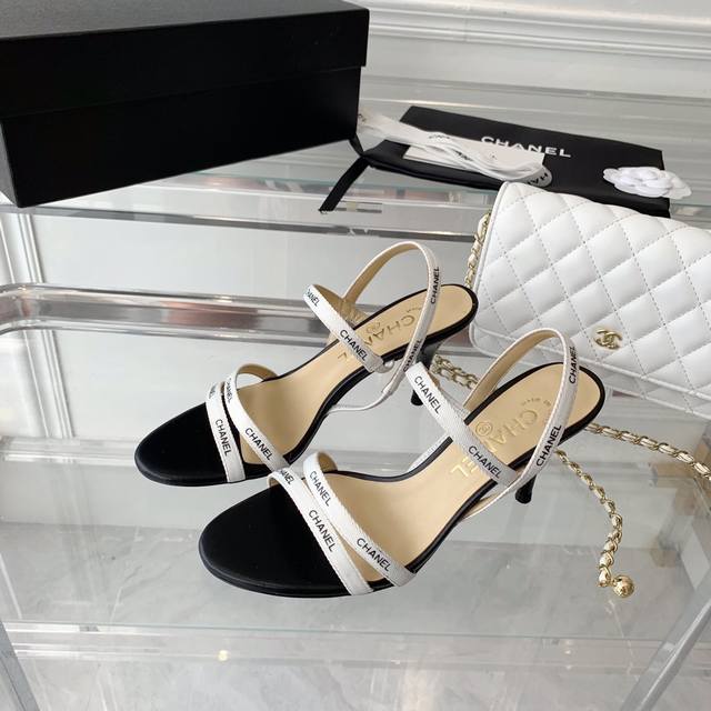 Chanel新款织带拖鞋 女人鞋柜必备款 穿上它你就是香奈儿代言人 原版织物面料 意大利a级大底 跟高7Cm. Size 35-40