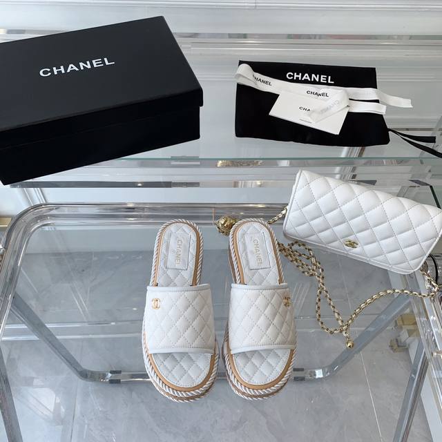 Chanel新款菱格坡跟拖鞋 简约而时尚 低调而奢华 鞋面绒面 内里垫脚羊皮 原版大底 上脚柔软舒服 Size:35-39 40.41定做