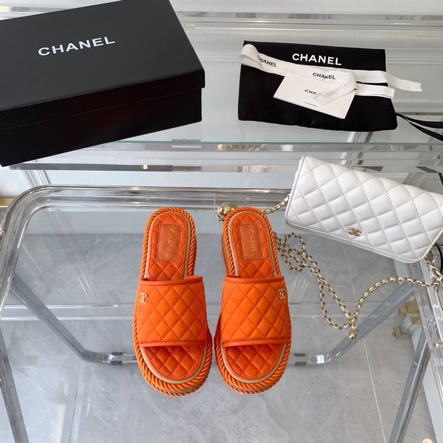 Chanel新款菱格坡跟拖鞋 简约而时尚 低调而奢华 鞋面绒面 内里垫脚羊皮 原版大底 上脚柔软舒服 Size:35-39 40.41定做