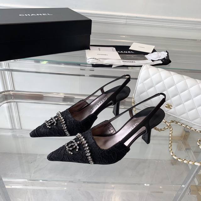 Chanel新款中空蕾丝凉鞋 顶级版本 一款令人爱不释手的单品 纯手工镶钻 原版一比一开发 采用进口蕾丝鞋面 羊皮垫脚 原版真皮大底 Size 35-40