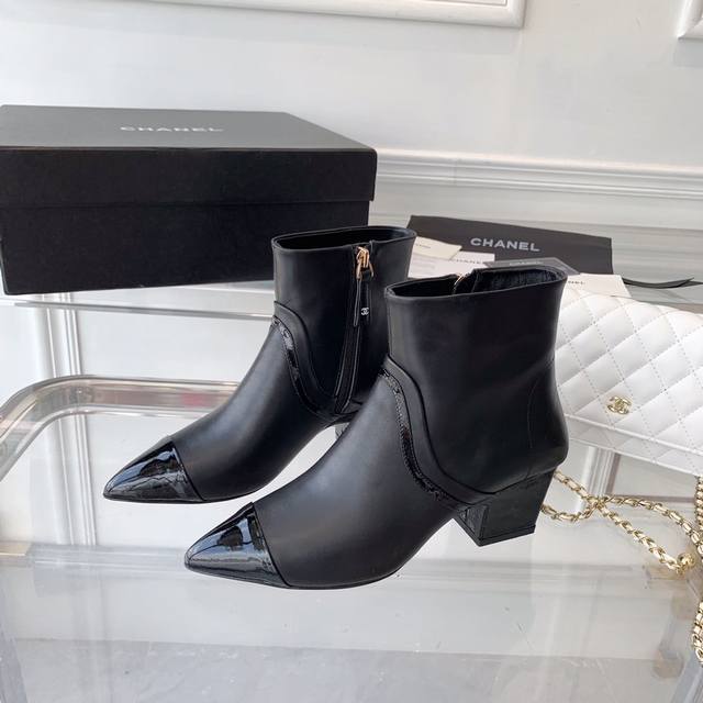 Chanel新款秋冬短靴 高版本 原版一比一开发 绝对值得入手的一款靴子 进口牛皮鞋面 羊皮内里 原版定制大底 Size 35-40
