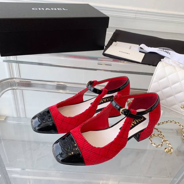 Chanel新款系带凉鞋 人气爆款剁手凉鞋 得到各种博主及网红喜爱 鞋面进口羊绒 意大利真皮大底 Size: 35-39 40.41订做