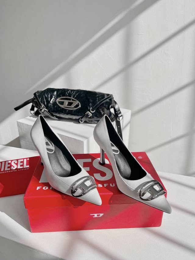 Diesel是意大利牛仔时装品牌 Diesel不仅是时尚服饰品牌 它更代表一种生活方式 2024年春夏新品diesel水洗牛仔尖头高跟鞋 F W23最性感鞋子大