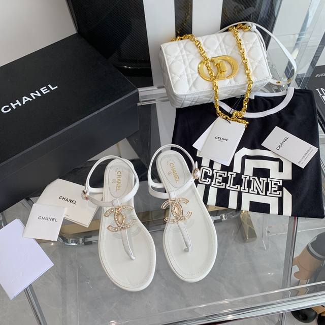 Chanel春夏新款夹趾凉鞋每个夏天的凉鞋都是美眉们必不可少的出行单品每一个你都是特别的.请享受这一刻闪亮码数35-40
