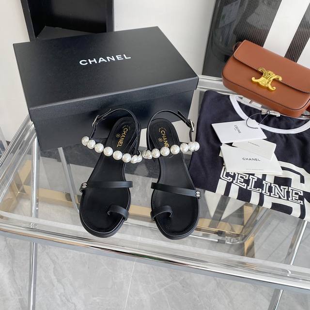 Chanel春夏新款蜜拖珍珠凉鞋每个夏天的凉鞋都是美眉们必不可少的出行单品每一个你都是特别的.请享受这一刻闪亮码数35-40