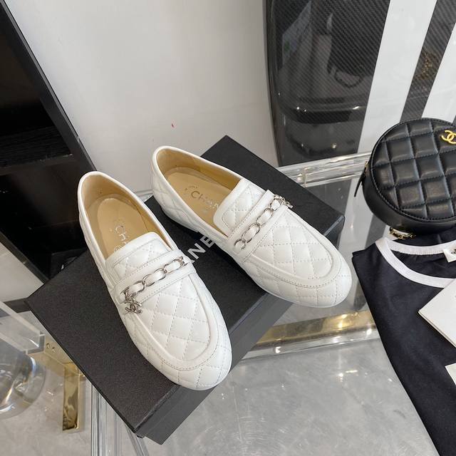 Chanel2021Ss链条乐福鞋 这款是小香经典的链条元素 搭配双c吊坠形式 上脚非常好看 鞋面 羊皮 柔软舒适 进口真皮大底 码数35-40.