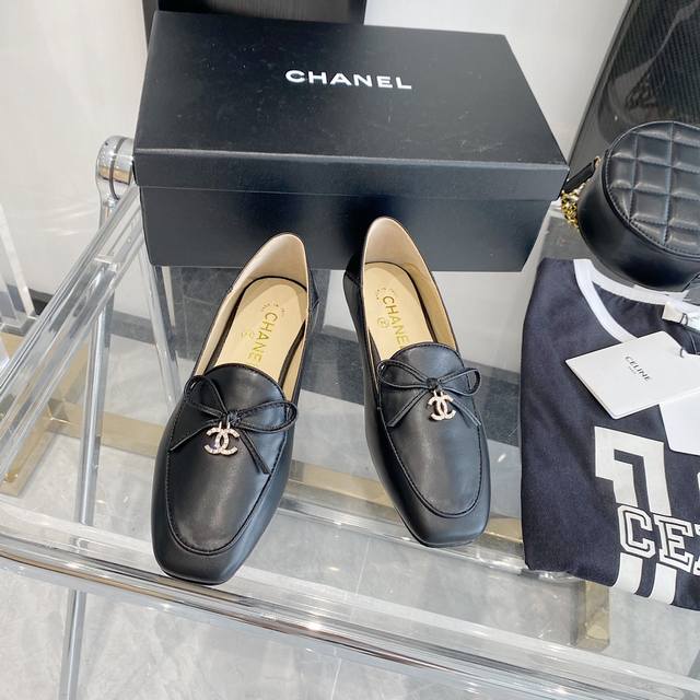 Chanel2021Ss新款单鞋 自留的必须要推荐 这款真的太喜欢了 钻石logo吊坠晶莹剔透很漂亮 后跟一脚蹬着非常方便 简单百搭码数35-40