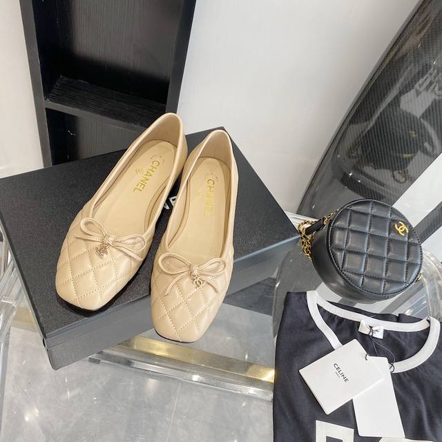Chanel2021Ss新款单鞋 自留的必须要推荐 这款真的太喜欢了 钻石logo吊坠晶莹剔透很漂亮 后跟一脚蹬着非常方便 简单百搭码数35-40