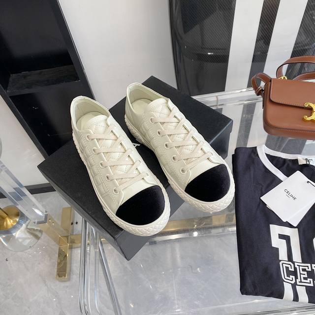 Chanel2021Ss 新款板鞋 推荐款原版订羊皮 休闲又百搭 黑白两个色 羊皮垫脚 原版橡胶大底 耐穿防滑 码数:35-40