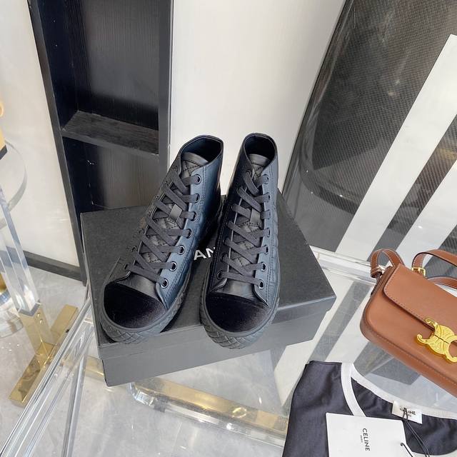 Chanel2021Ss 新款板鞋 推荐款原版订羊皮 休闲又百搭 黑白两个色 羊皮垫脚 原版橡胶大底 耐穿防滑 码数:35-40