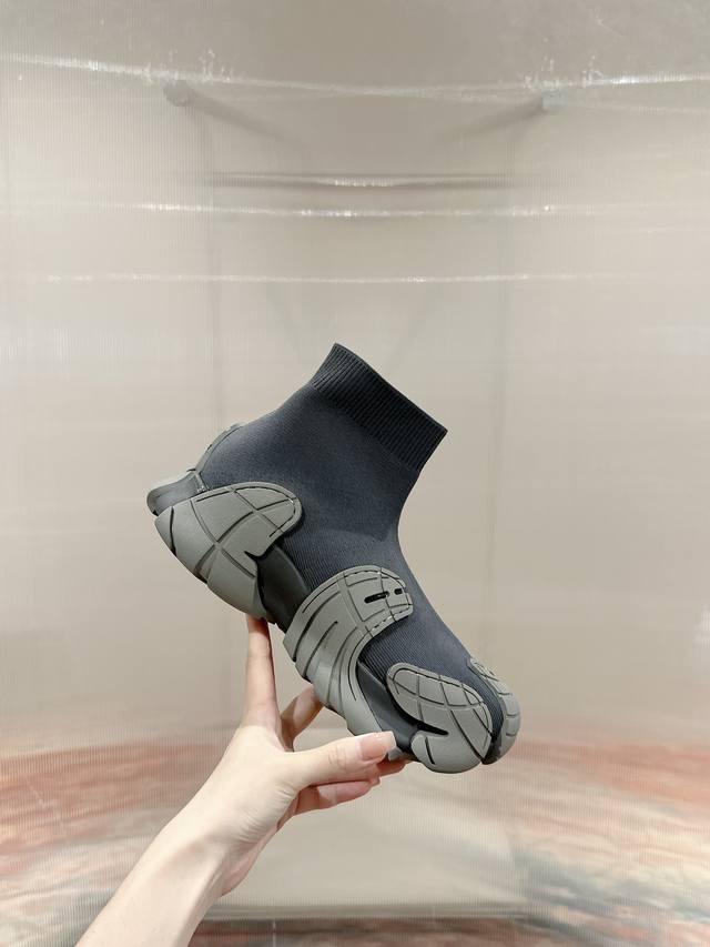 女款p 男款 Camperlab看步推出最新运动鞋款式tormenta系列老爹鞋 亮点在于采用了先进的可持续材料和制鞋方法 Tormenta的全新设计理念为通过
