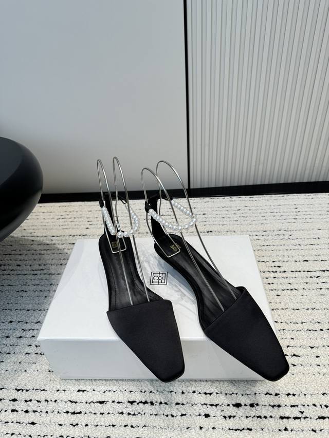 Toteme 2023春夏新款珍珠凉鞋 鞋型是今年流行方形脚趾设计的 用别致的人造珍珠装饰 简单利落的线条 整体看上去超级高级 时髦感一下子就拉满 鞋面 采用原