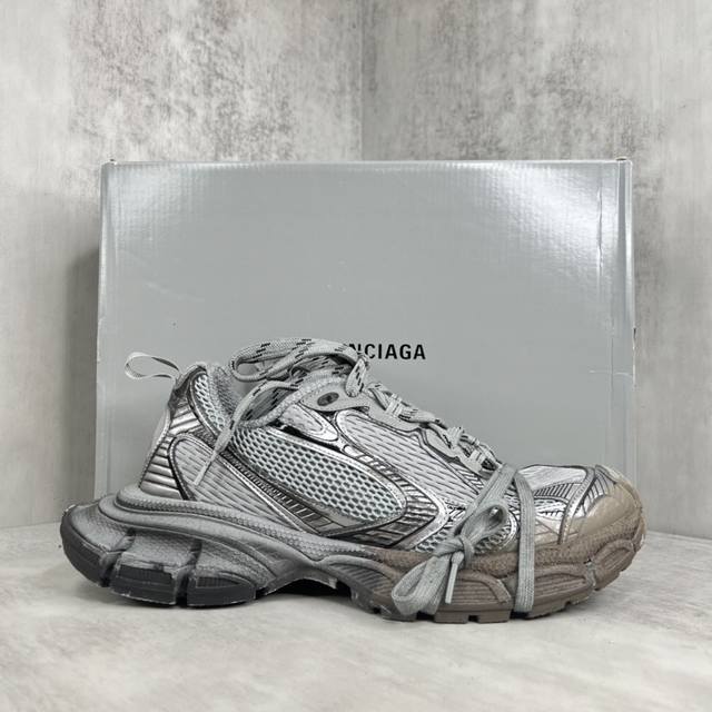 新款上架 Balenciaga 3Xl Sneaker 整体鞋型汲取了balenciaga Track和balenciaga Runner两款鞋型的创作思路 相