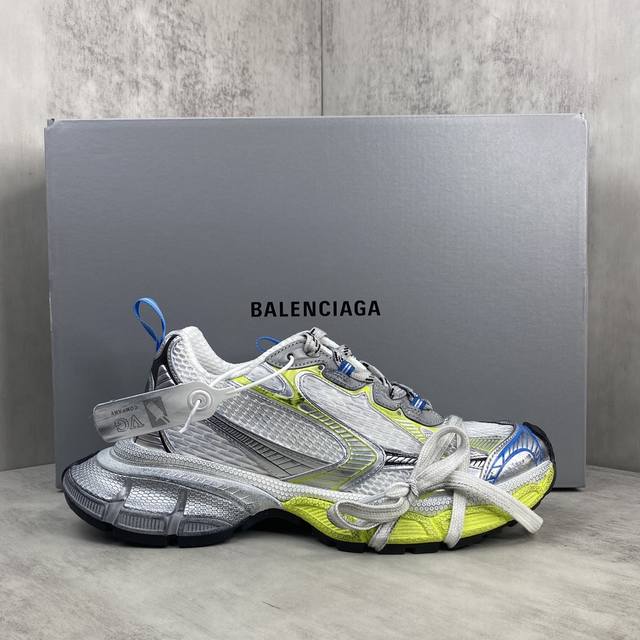 新款上架 Balenciaga 3Xl Sneaker 整体鞋型汲取了balenciaga Track和balenciaga Runner两款鞋型的创作思路 相