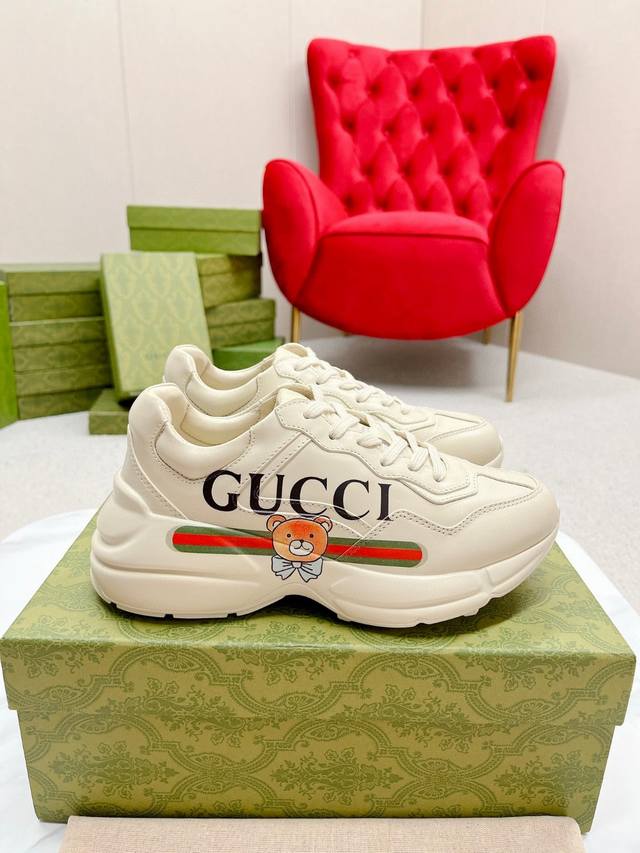 出厂价-Gucci顶级版本情侣款老爹鞋系列上新 Gg情侣款老爹鞋 近几年一直火爆 新色更新不断 又更新了新颜色 我们家与专柜同步上新 这款经典款老爹鞋 明星 网