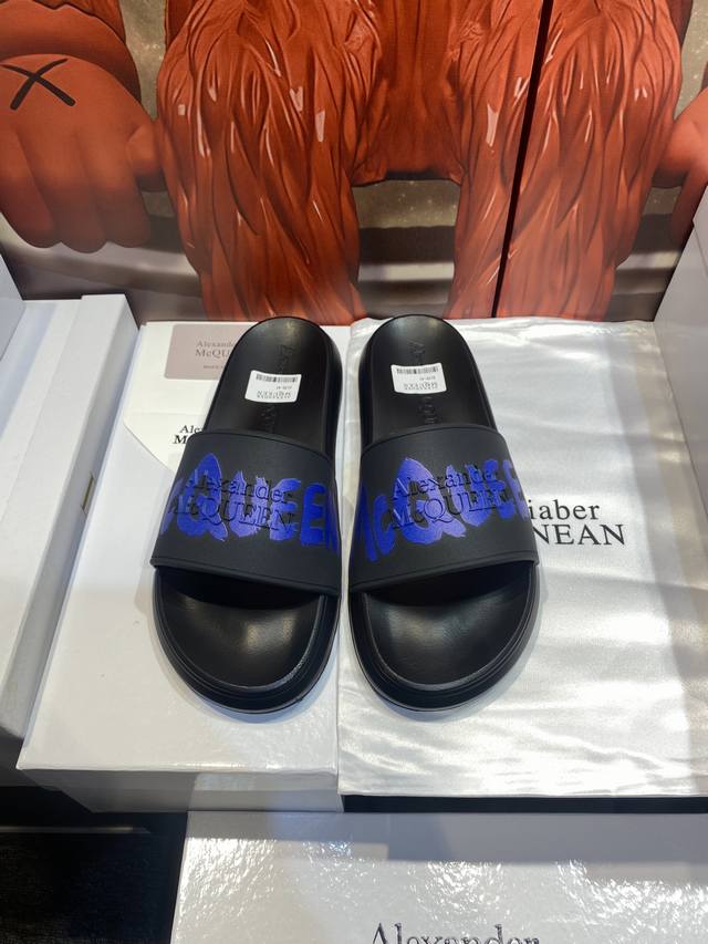 Alexander Mcqueen 麦昆拖鞋系列 高端品牌 3D制面 升级版大底 更轻便 防滑 市场顶级品质 潮人必备 夏季拖鞋的季节来了 穿起来超级唯美. 码